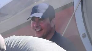 Nuevas FOTOS de Tom Cruise alimentan especulaciones de que se retocó la cara