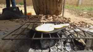 Marabinos vuelven a la época prehistórica al cocinar con leña, madera y plástico