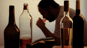 Consumo de alcohol a niveles peligrosos aumentó con la pandemia en el Reino Unido