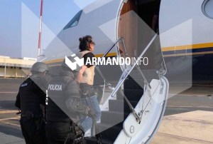 Armando Info: FOTO inédita de Alex Saab esposado y con chaleco abordando el avión que lo llevó a Miami