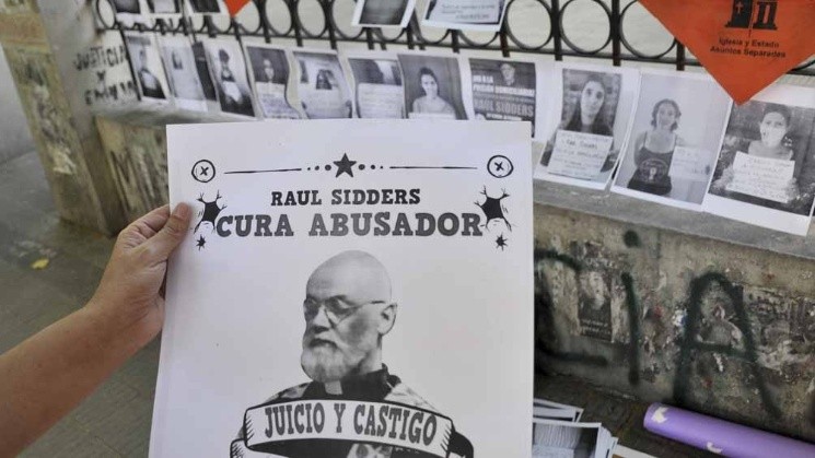 “Me escondía en todos lados”: Con diez años, el cura de la escuela abusaba de ella en una capilla en Argentina