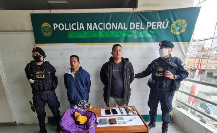 Capturaron a dos venezolanos cuando manipulaban cajeros automáticos en Perú