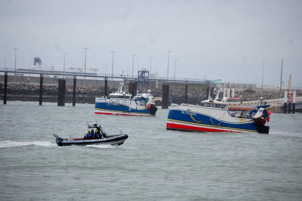 Pescadores empiezan a bloquear acceso de túnel del canal de la Mancha