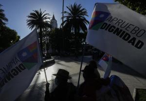 AP: En tiempos de incertidumbre, los chilenos votan con papeletas y billeteras