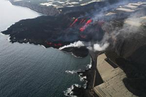 La lava del volcán de La Palma “se comió” por completo una playa de la isla (FOTO)