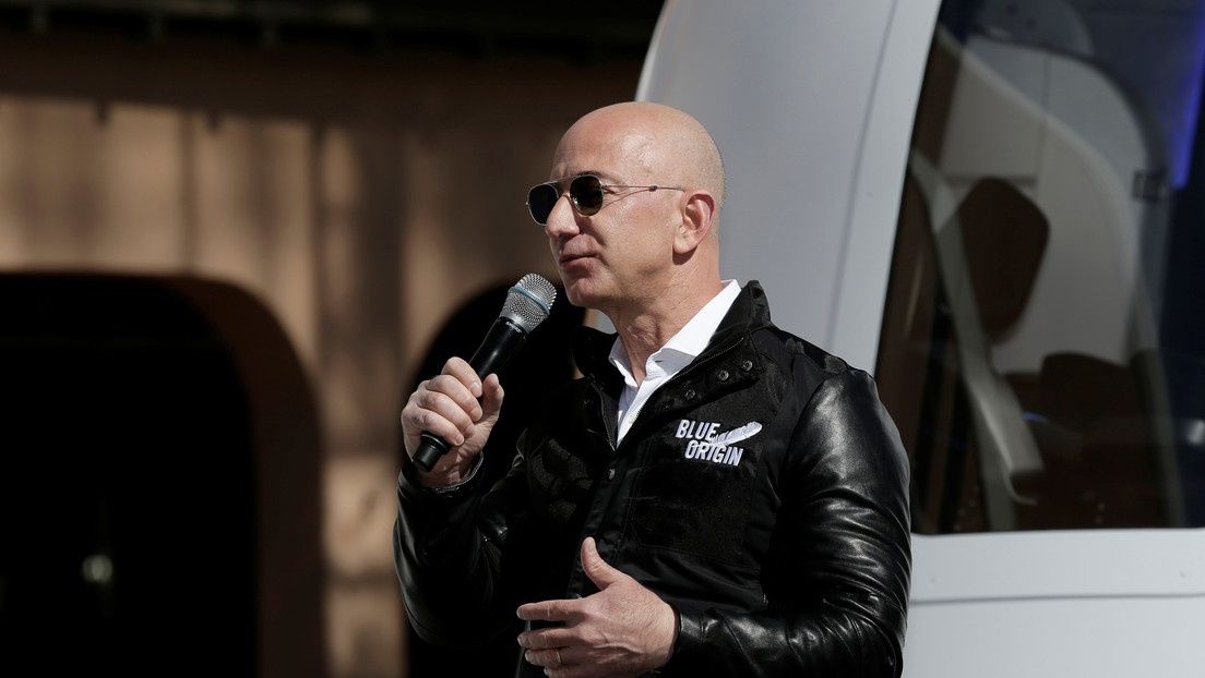 Bezos no da tregua a Musk en su particular “guerra de las galaxias”: Amazon lanzará sus primeros satélites de Internet