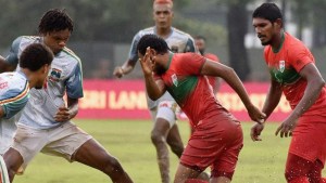 Ministro de Deportes de Maldivas noqueó a un rival durante un partido de fútbol y le sacaron roja directa (VIDEO)