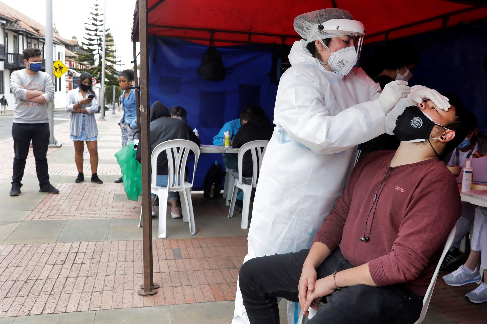 Colombia impulsó vacunación para evitar pico de contagios tras último balance