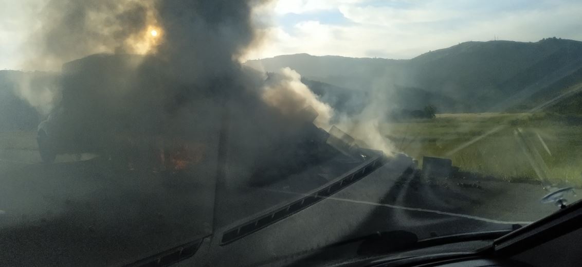 Camión se incendió en la Autopista Regional del Centro sentido hacia Caracas este #18Nov (FOTO)