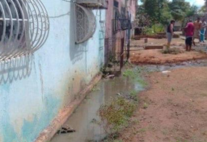 Ciudad Bolívar: una cloaca desbordada tiene hediondos los bloques de La Paragua