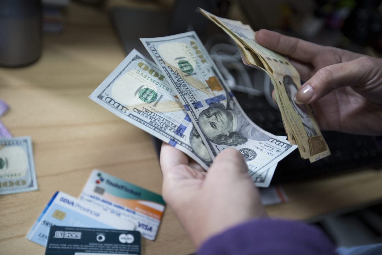 La “estabilidad” de la tasa de cambio continuará “porque no hay bolívares para comprar dólares”, afirma economista