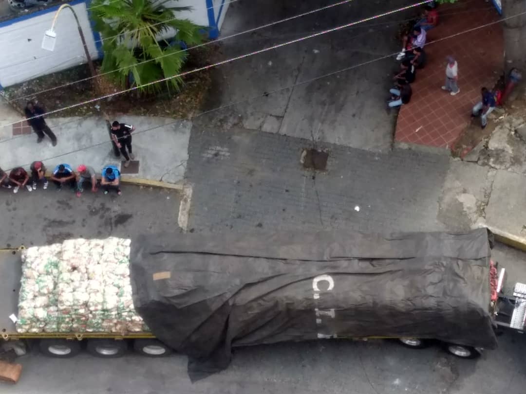 Diputado José Guerra denunció que el Psuv reparte bolsas de comida en El Valle para comprar votos