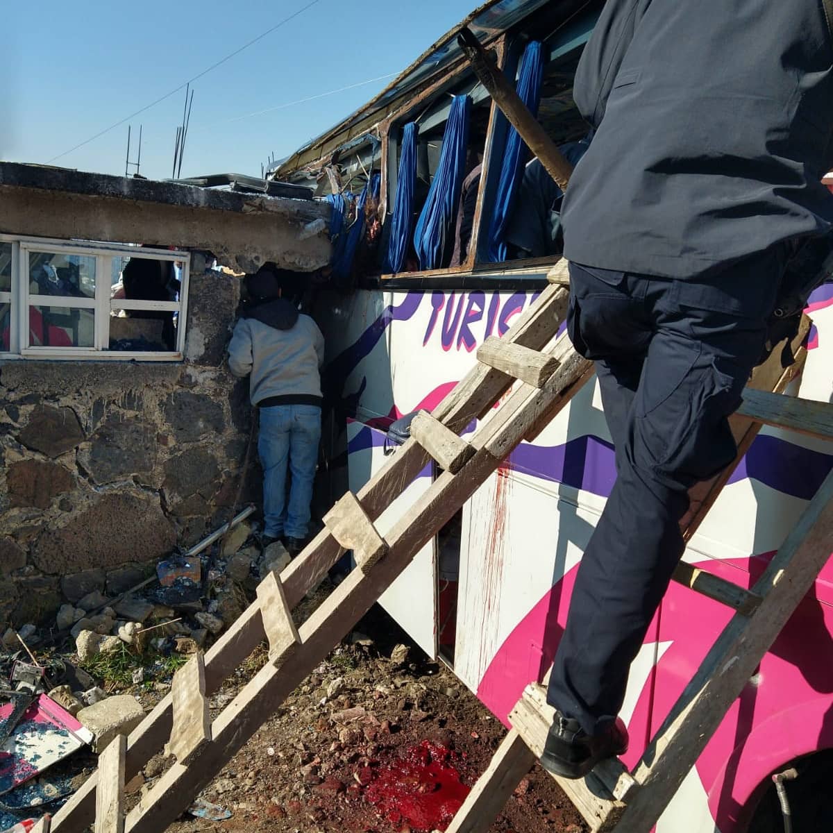 Al menos 19 fallecidos dejó choque de un autobús contra una vivienda en México