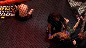 Luchador de MMA se fracturó tras brutal nocaut a un rival (Video sensible)