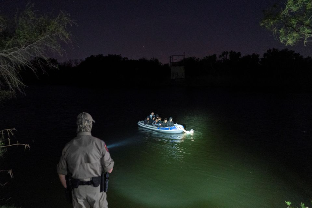 Gobernador de Texas toma medidas enérgicas contra los migrantes, incluidos venezolanos