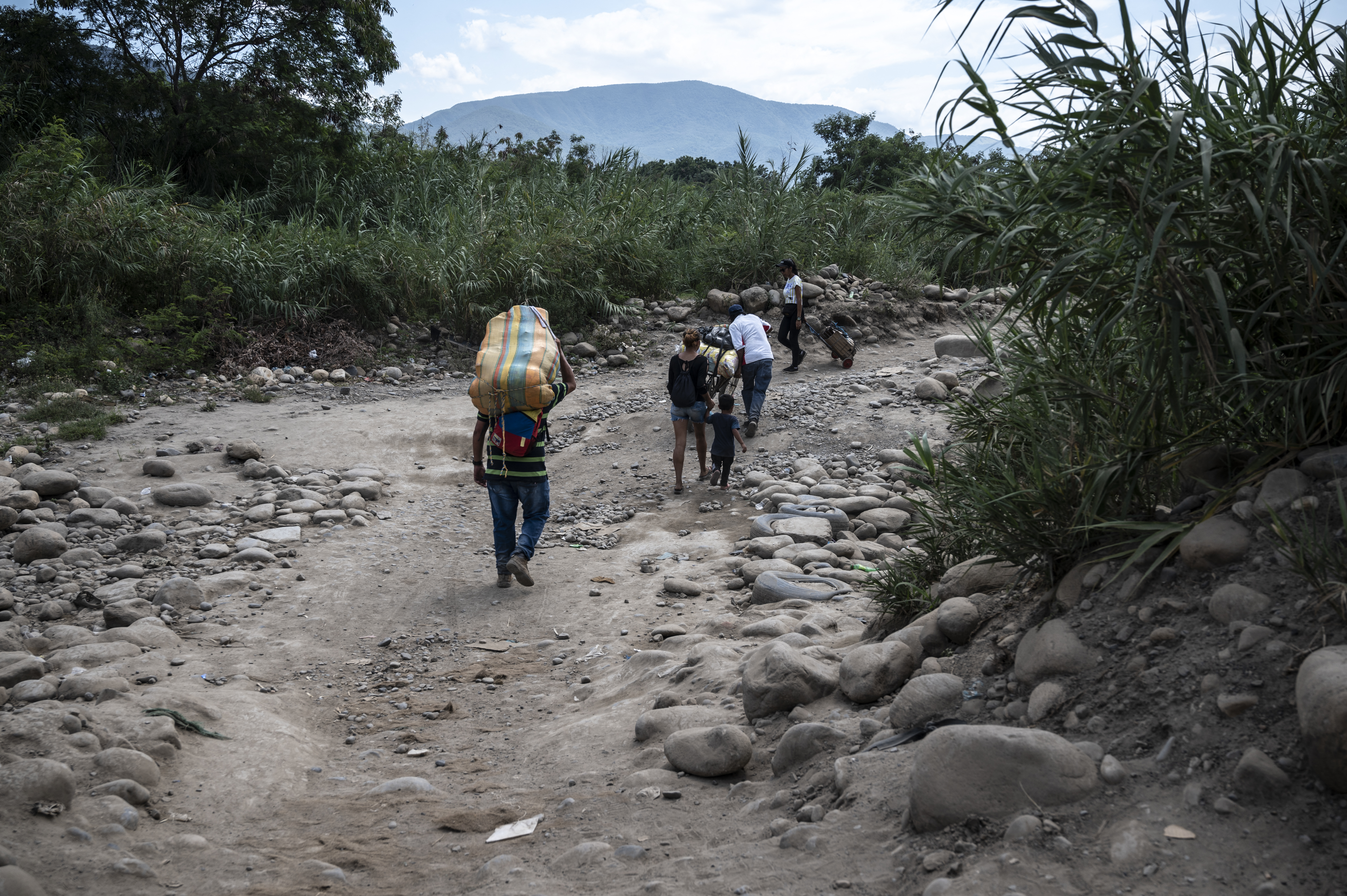 AP: Cientos de venezolanos desplazados se refugian en Colombia para huir de la violencia
