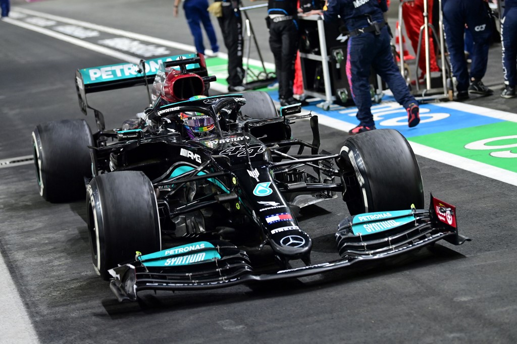 Hamilton ganó caótico Gran Premio de Arabia Saudita y el título se decidirá en Abu Dabi