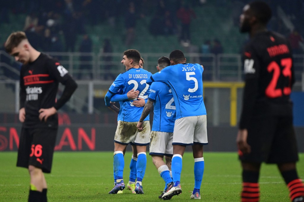 Napoli venció al Milan y le arrebató el segundo puesto de la Serie A