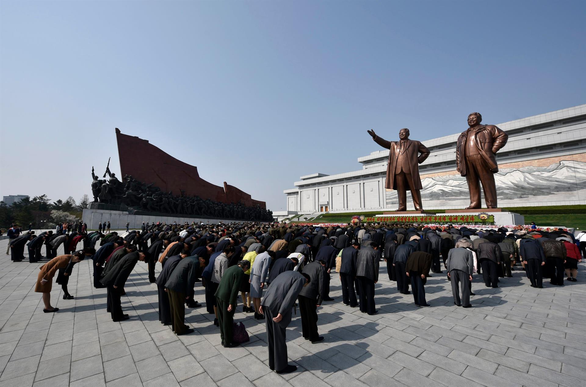 Kim Jong-un participa en un homenaje multitudinario en honor de su padre
