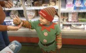 Con solo cuatro años se disfraza de elfo y vende caramelos en Madrid para pagar la terapia de su mejor amigo