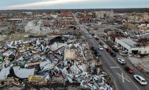 El número de víctimas mortales por la serie de tornados nocturnos en Kentucky superó los 80