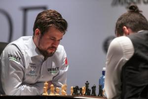 Carlsen tumbó a Nepomniachtchi tras ocho horas de combate en el tablero