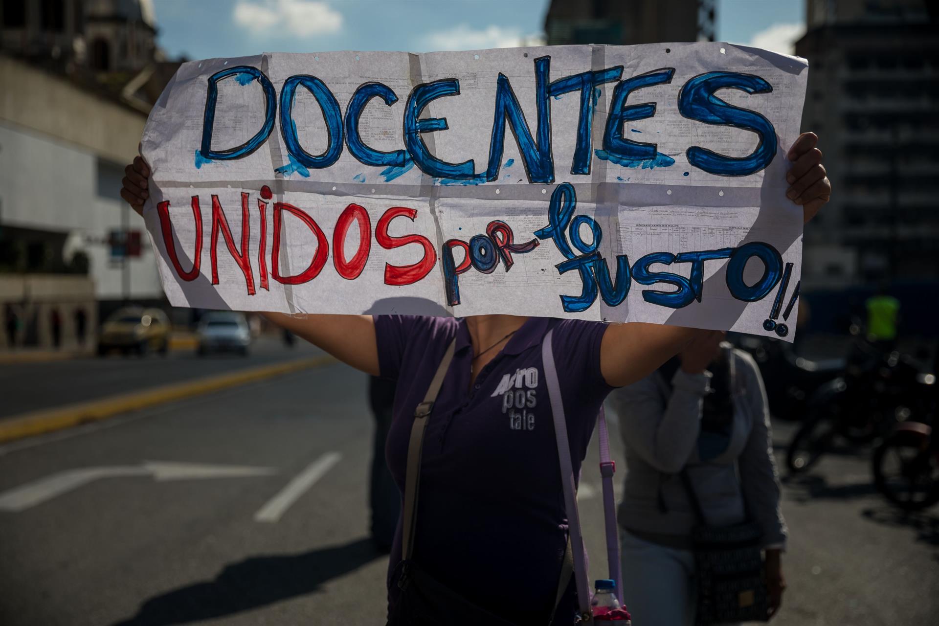 “Es lo mínimo que pedimos”: Docentes venezolanos exigen salarios de mil dólares