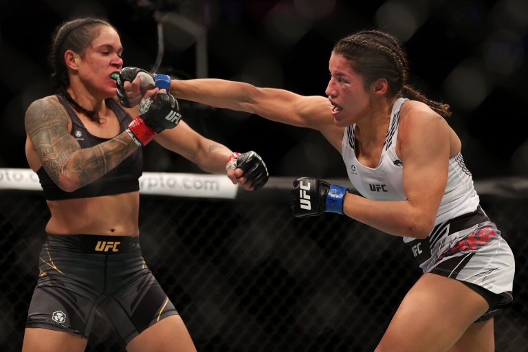La venezolana Julianna Peña sorprendió al mundo al convertirse en la nueva campeona de la UFC (VIDEO)