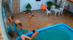 VIDEO: Así escapó de la muerte una joven que quedó atascada en el filtro de una piscina 