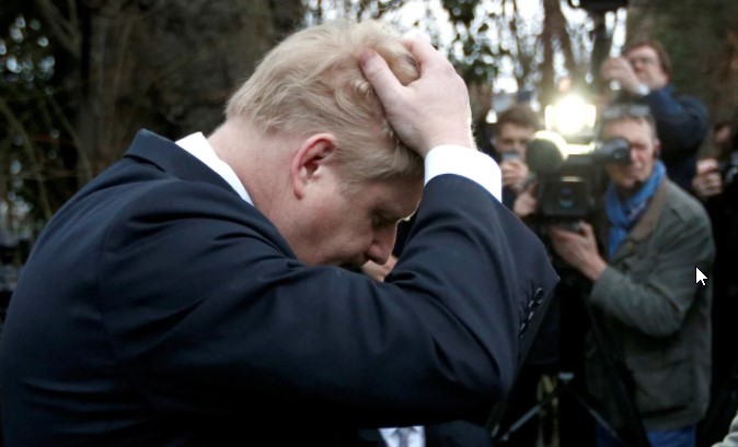 Otro golpe para Boris Johnson: publicaron una foto suya bebiendo vino junto a otras personas durante el confinamiento de 2020