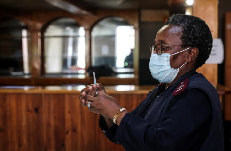 Un estudio en Sudáfrica determinó que la variante ómicron provoca más infecciones, pero con menor riesgo de vida