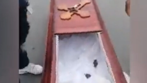 Sacaron del ataúd el cadáver de un hombre para darle un último paseo en moto (Video)