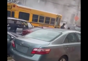 Robó un autobús escolar en EEUU y arrolló a varias personas (Video)