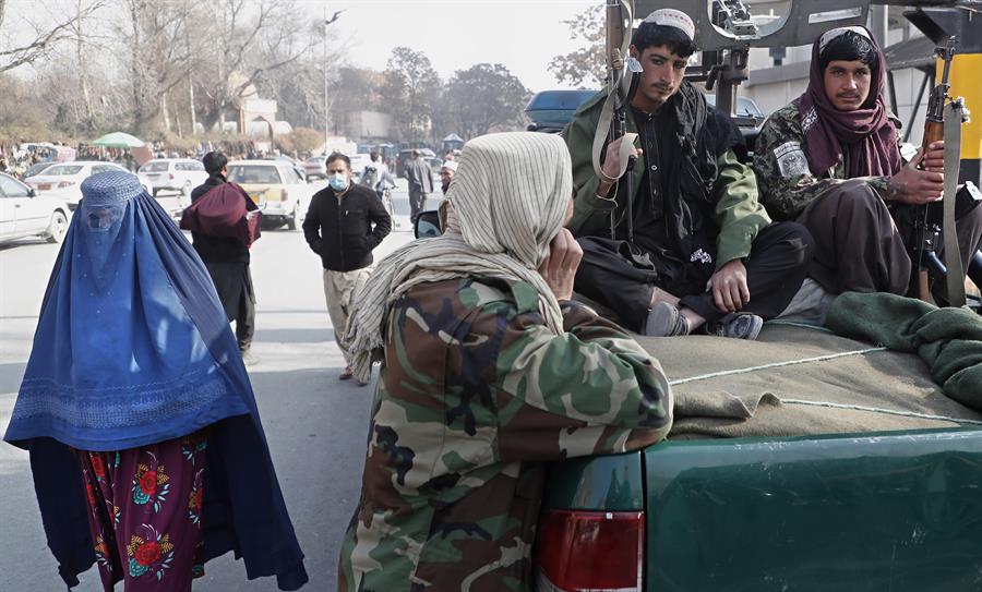 Los talibanes prohíben a las mujeres viajar solas y sin velo en taxi en Kabul