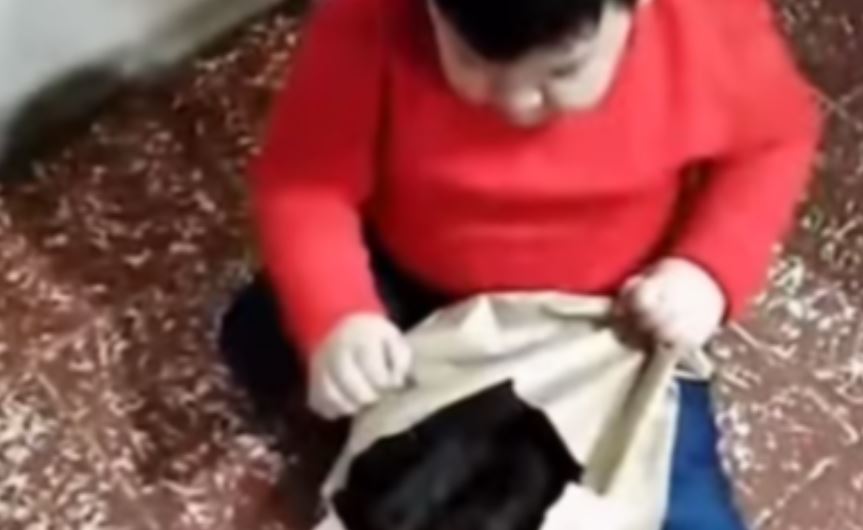 “Para carnita asada”: La reacción de un niño que recibió carbón como regalo de Navidad (Video)