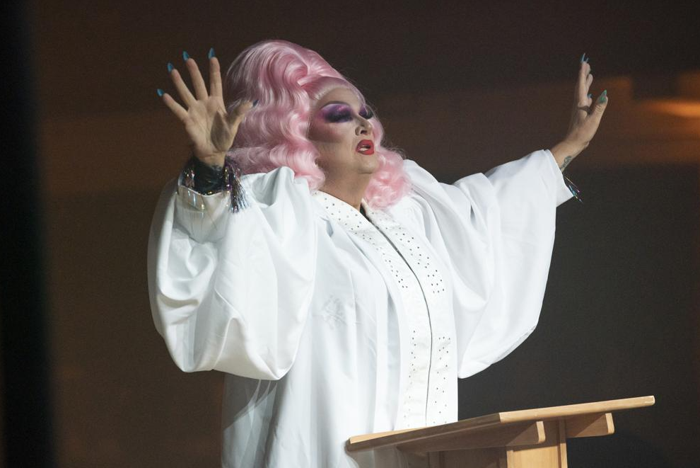 Expulsado pastor protestante que apareció en TV vestido como “drag queen”