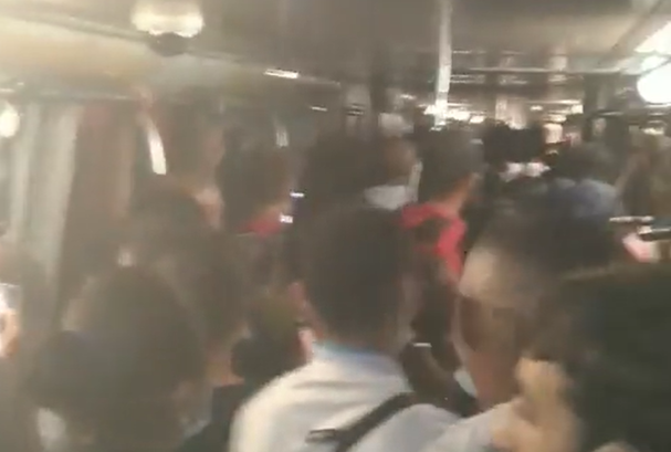 Tren sin tracción entre las estaciones Chacao y Altamira dejó a los usuarios atrapados en los vagones del Metro de Caracas #13Dic (VIDEO)