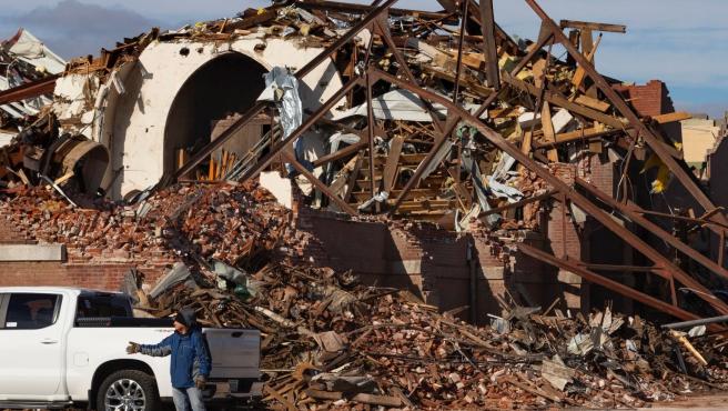 Lo que el tornado se llevó: Foto voló intacta más de 200 kilómetros tras desastre en EEUU