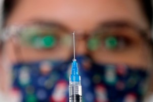 Chile comienza la vacunación masiva de la cuarta dosis en plena ola de contagios