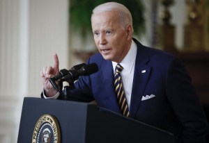 Biden instó a los estadounidenses que estén en Ucrania a abandonar el país