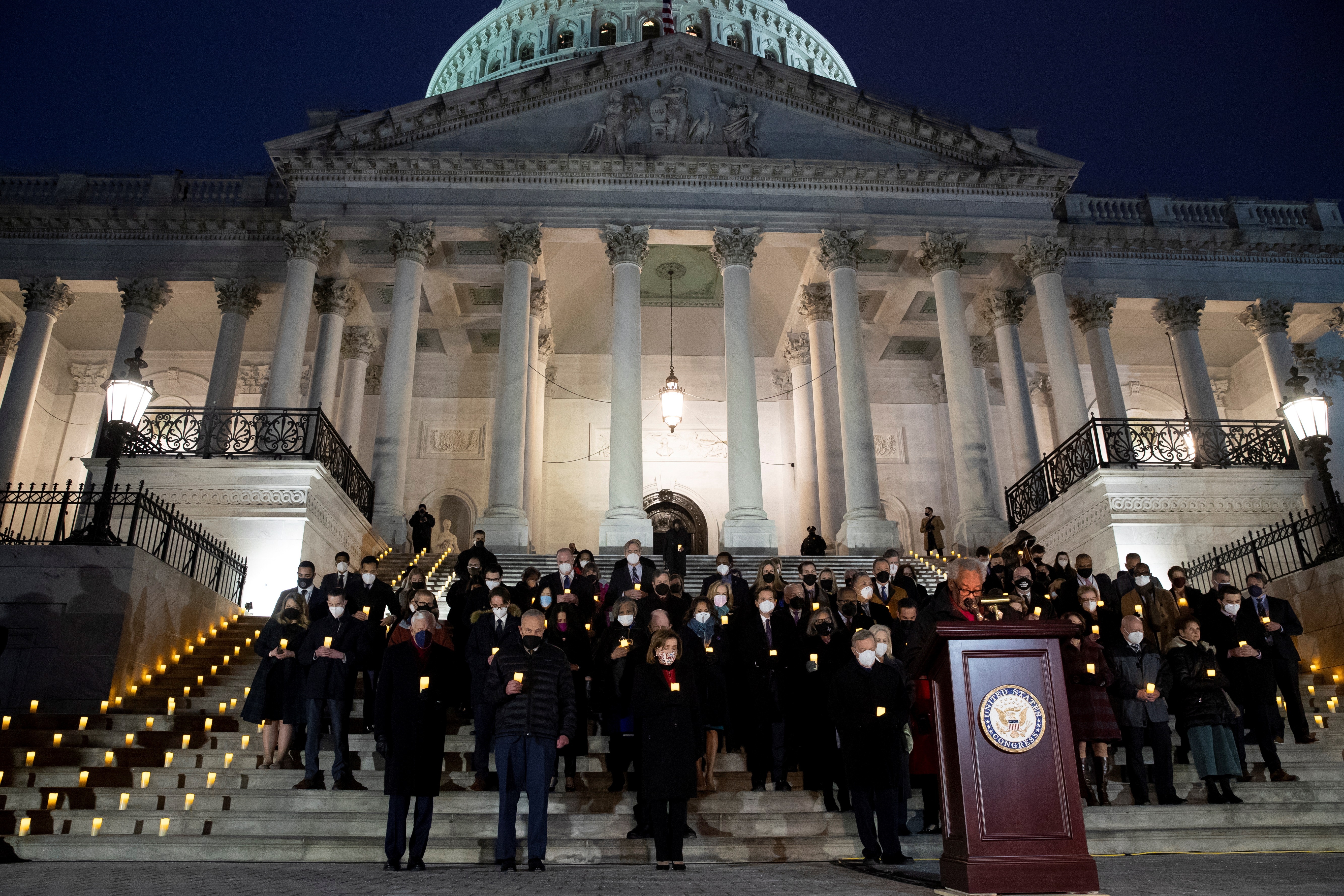 Con velas e himnos culminó la emotiva conmemoración del asalto al Capitolio en EEUU (Fotos)