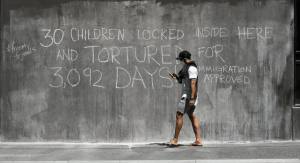 “El hotel del terror”: cómo es el alojamiento de refugiados donde está aislado Djokovic en Australia