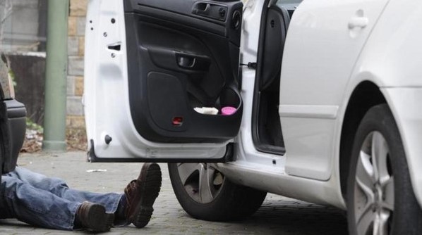 Acuchilló a un taxista y luego se paseó en ropa interior por la calles de España