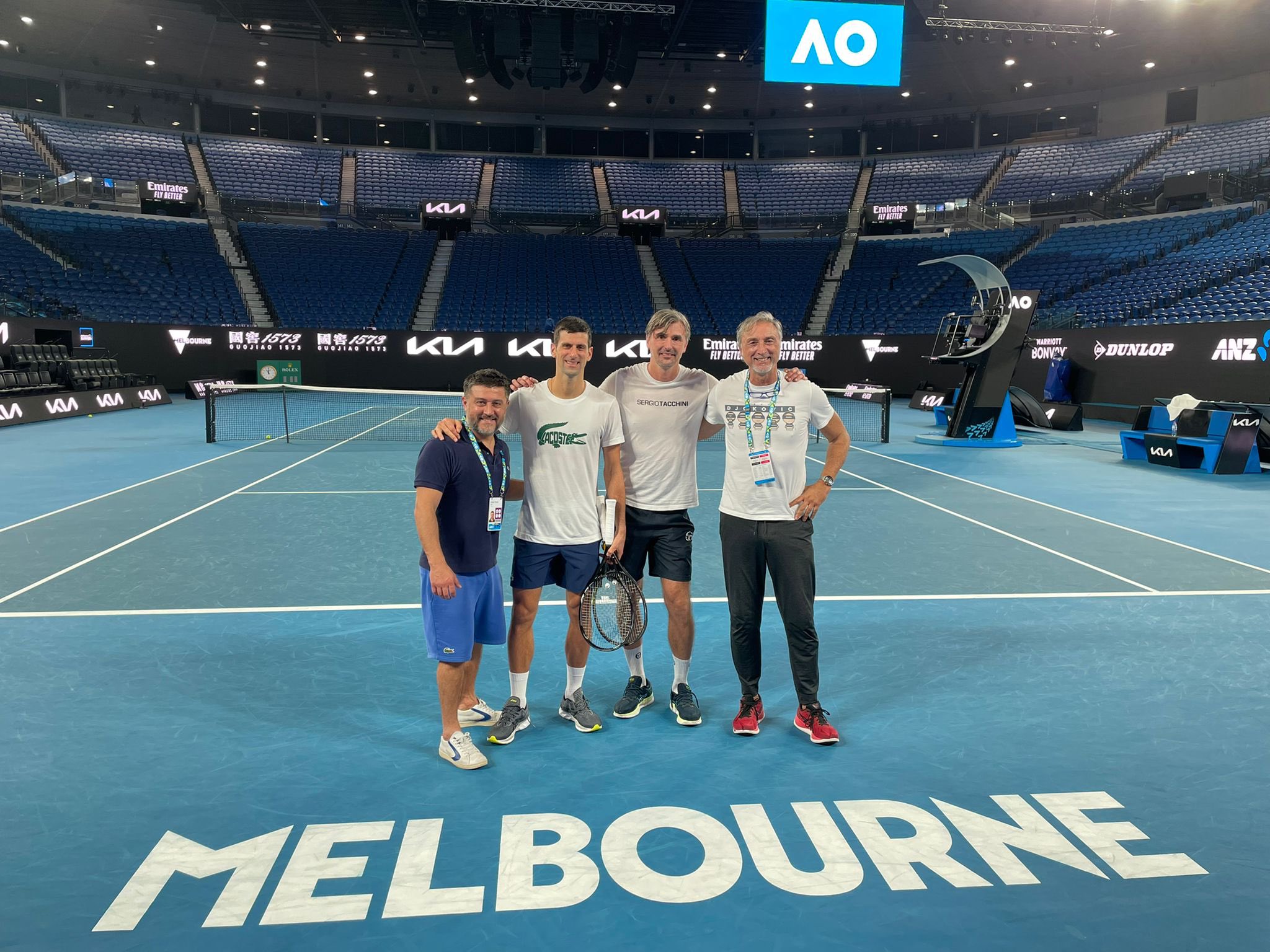 Quiero quedarme e intentar participar en el Open de Australia, declaró Djokovic en Twitter