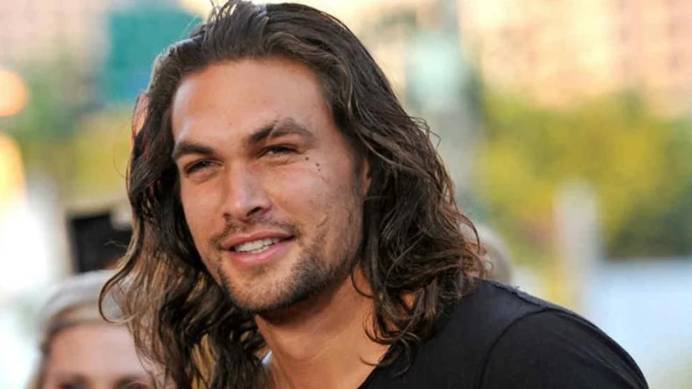 Trajes rosas, hipofobia y una cicatriz en la cara de 140 puntos: Jason Momoa, más que solo músculos