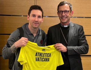 Messi recibe una camiseta firmada por el papa Francisco (Fotos)