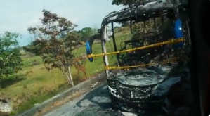 Se agudiza la crisis: Disidentes de las Farc prendieron en fuego un bus en la vía del Arauca (VIDEO)