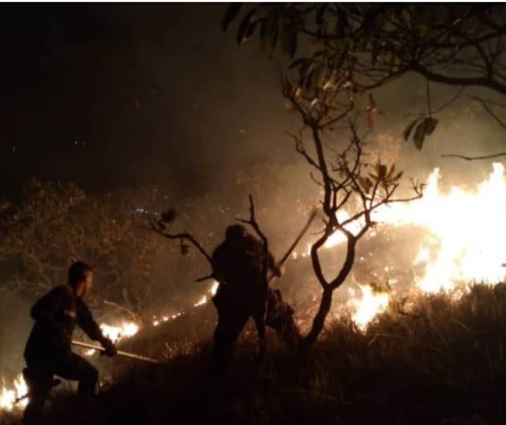 ¡Por falta de recursos! Bomberos en Carabobo se las ingenian a lo MacGyver para sofocar incendios