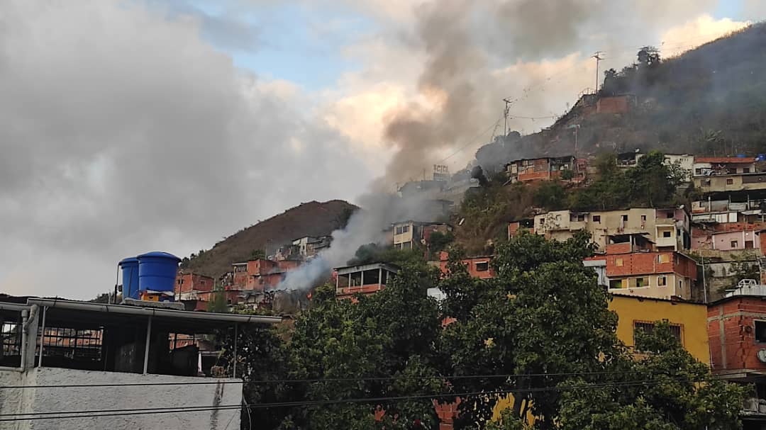 IMÁGENES: Reportaron fuerte incendio en la parte alta de La Vega este #25Ene