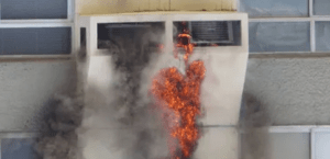 Insólita muerte: quiso apagar un incendio de un aire acondicionado tirándole agua y se electrocutó (Fotos)